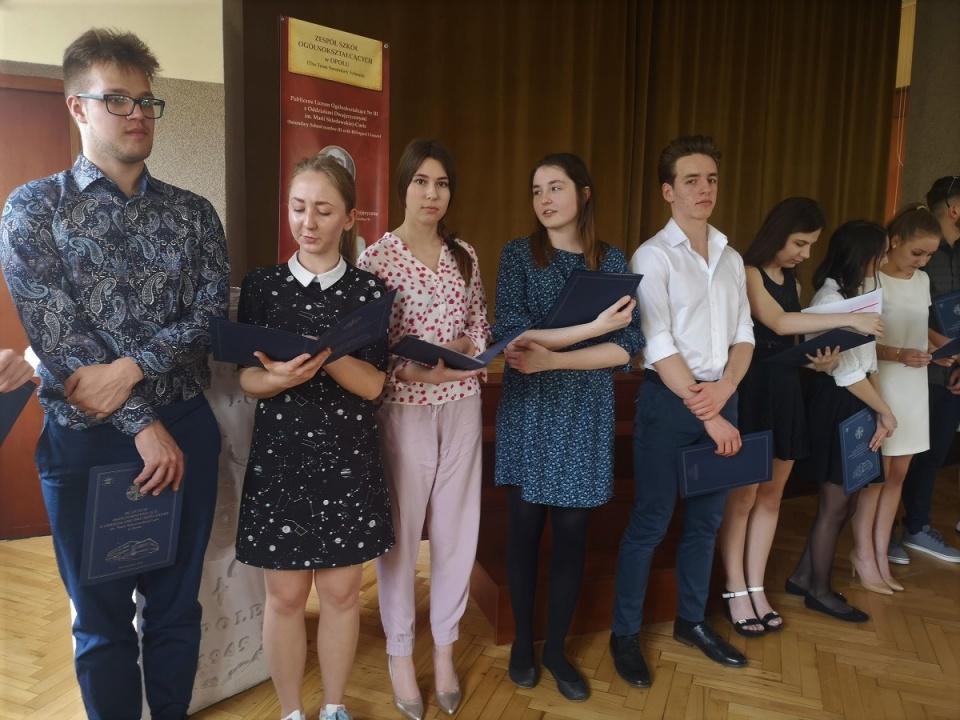 Maturzyści z III Liceum Ogólnokształcącego w Opolu odebrali świadectwa ukończenia szkoły [fot. Katarzyna Doros]