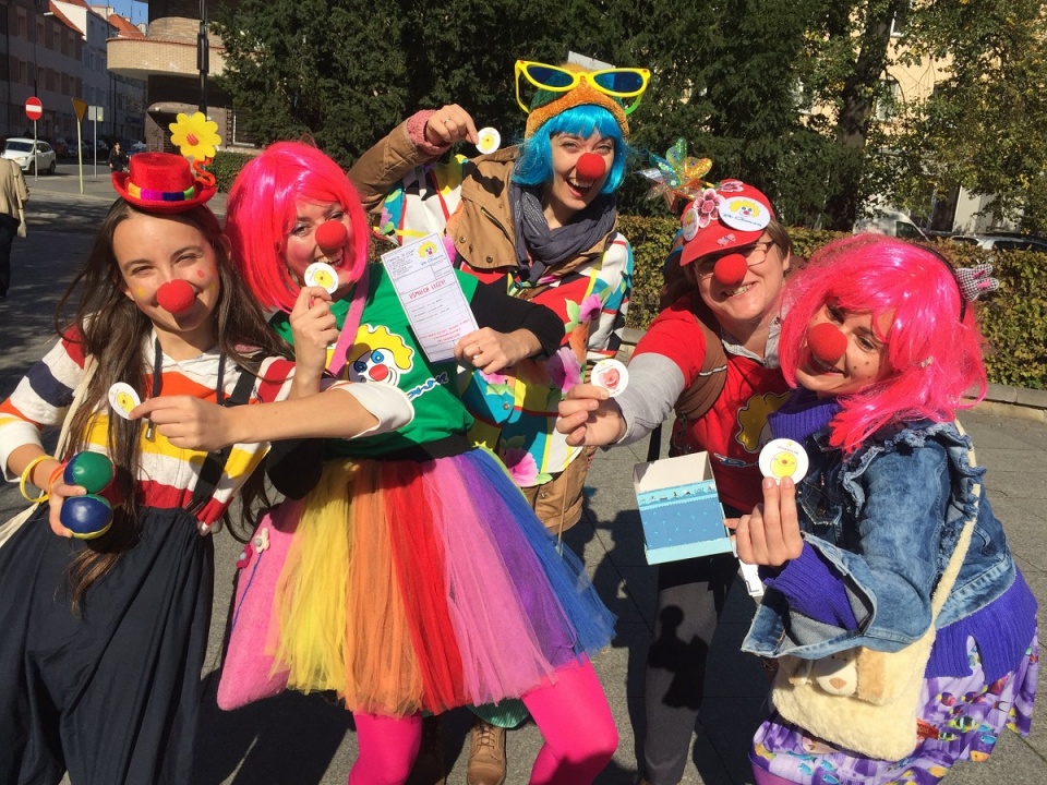 100 doktorów clownów będzie bawić opolan na Festiwalu Uśmiechu. W programie lalki, cyrk i czerwone nosy [fot. Dr Clown Region Opolszczyzna]