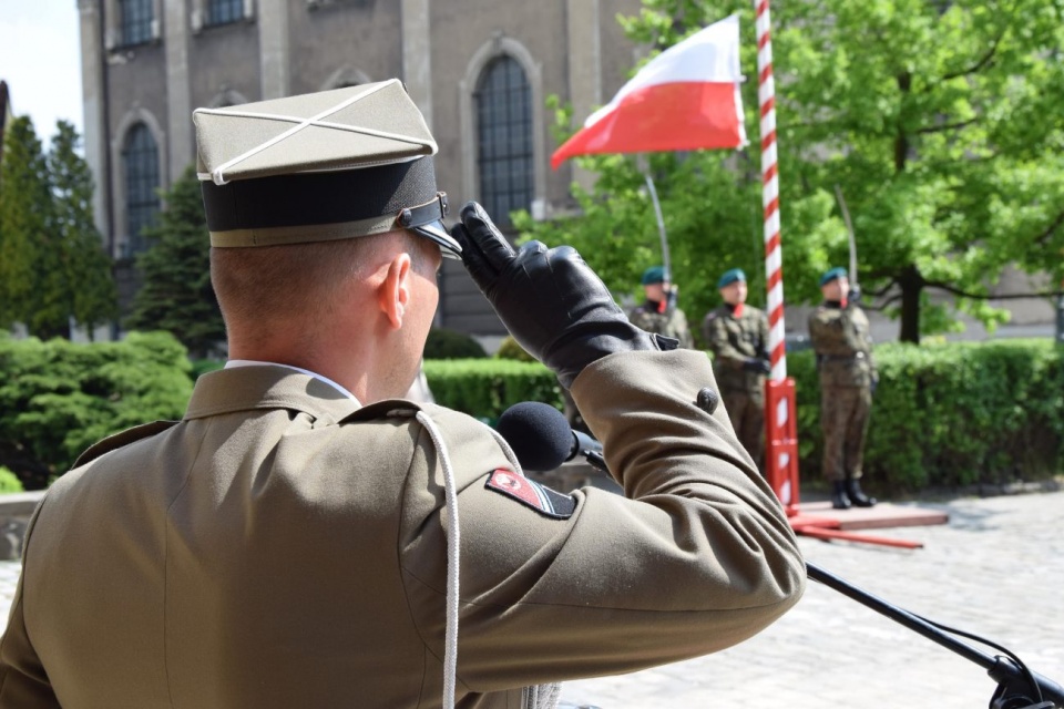 Obchody święta flagi Rzeczypospolitej w Brzegu [fot. Starostwo Powiatowe w Brzegu]