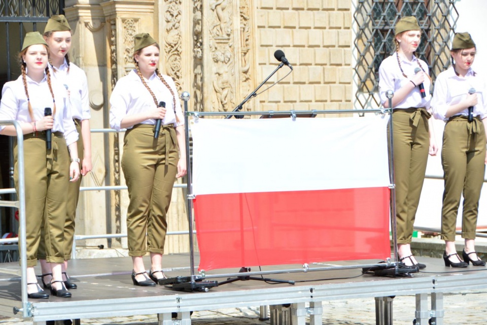 Obchody święta flagi Rzeczypospolitej w Brzegu [fot. Daniel Klimczak]