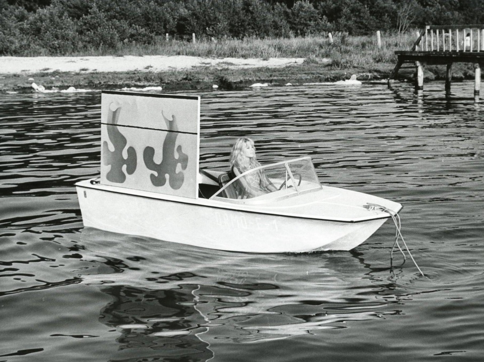Barbara Grobelna na jeziorze Jamno, 1970, fot. Wiesława Rolke, Fotografia z archiwum Działu Sztuki Współczesnej Muzeum w Koszalinie