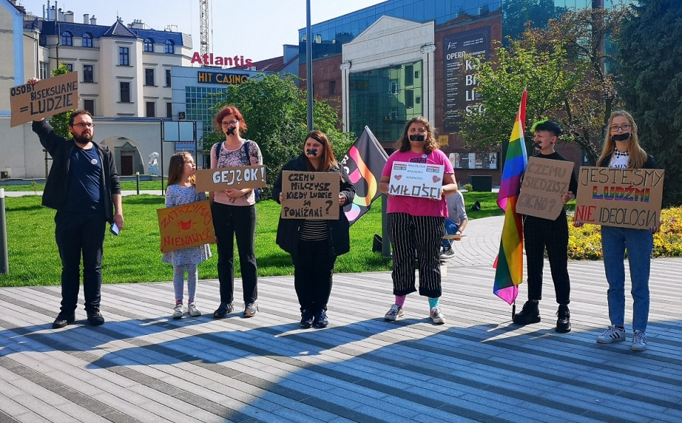 Dzień Milczenia w Opolu. Happening "Tęczowego Opola" przeciw dyskryminacji osób LGBT [fot. Katarzyna Doros]