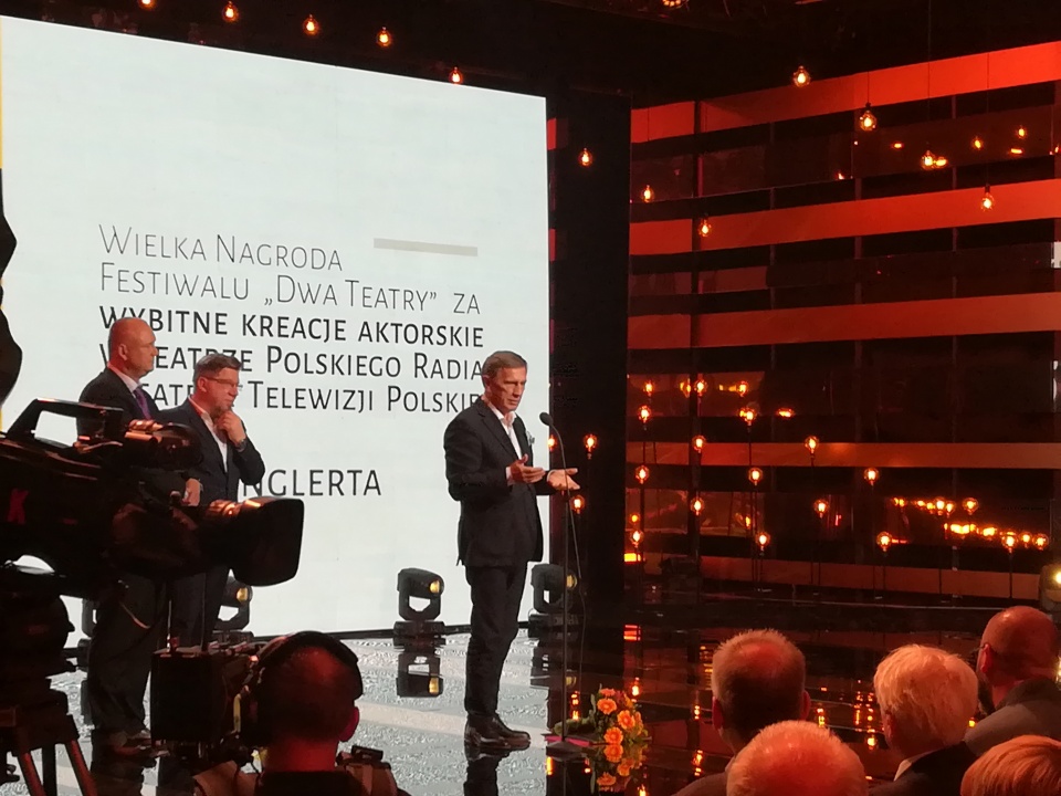 Jan Englert odbiera nagrodę za całokształt (fot. Katarzyna Zawadzka)