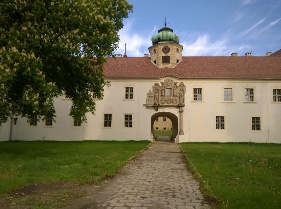 Odnowione, frontowe elewacje zamku w Głogówku [zdj. Jan Poniatyszyn]
