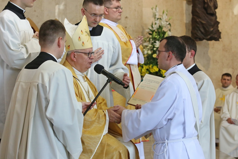 Biskup Andrzej Czaja wyświęcił 10 nowych księży dla diecezji opolskiej [fot. Wanda Kownacka]