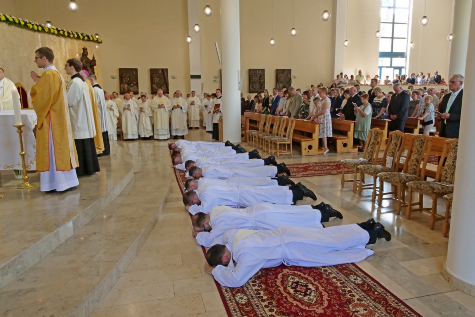 Biskup Andrzej Czaja wyświęcił 10 nowych księży dla diecezji opolskiej [fot. Wanda Kownacka]