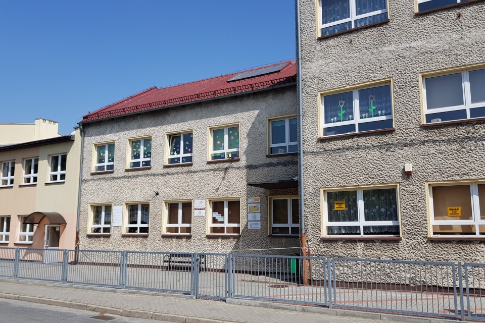 Zamkniety budynek szkoły podstawowej numer 2 w Strzelcach Opolskich [fot. A. Pospiszyl]