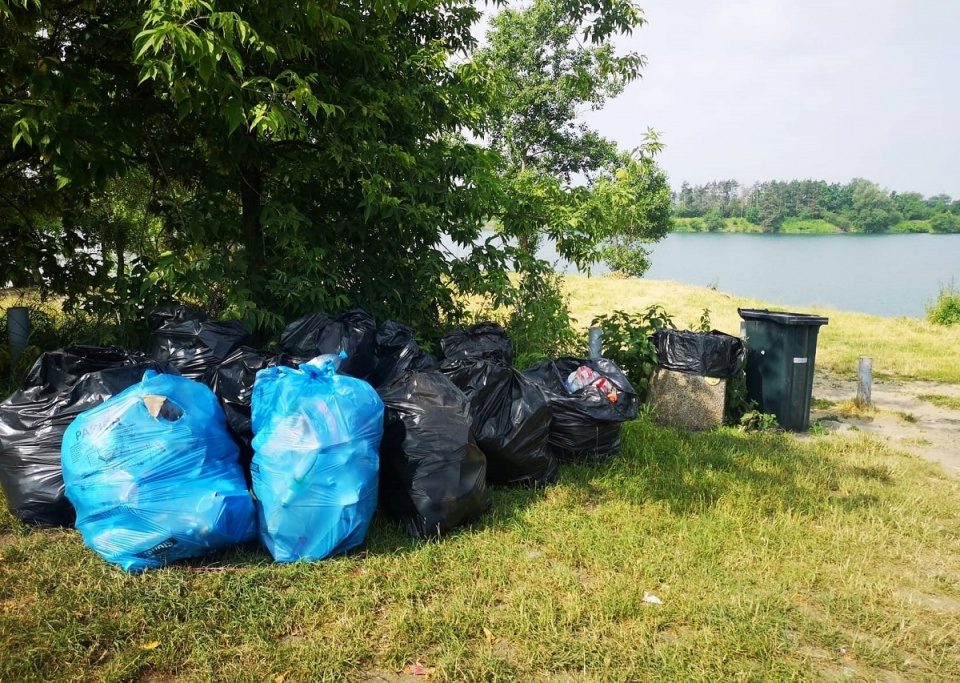 Opolski MOSiR podjął wyzwanie "trash challenge" i ruszył sprzątać okolice kąpieliska Bolko [fot. Katarzyna Doros]