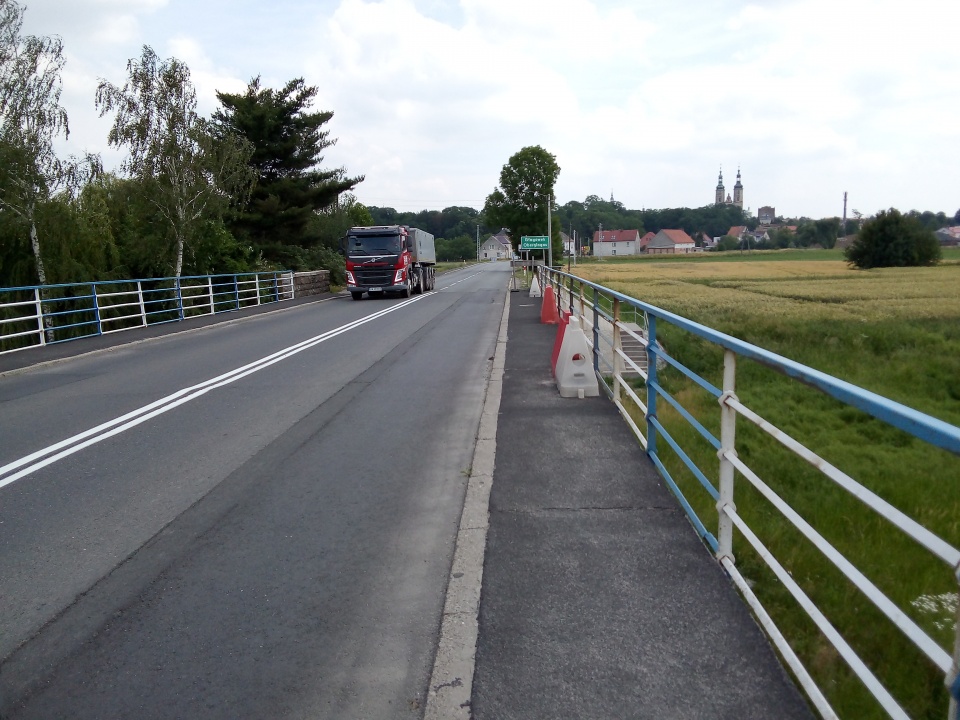Most na rzece Osobłodze przy dojeździe do Głogówka od strony Mochowa [zdj. Jan Poniatyszyn]