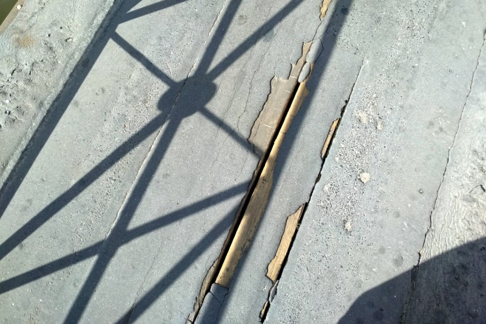 Szczelina przez którą widać Młynówkę - dziura na kładce przy Moście Zamkowym w Opolu [fot. Joanna Matlak]