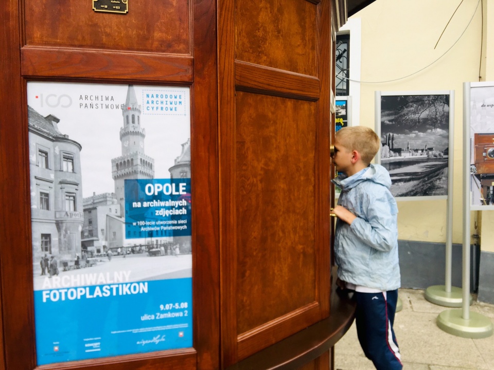 Fotoplastikon stanął przed budynkiem Archiwum Państwowego w Opolu. Do zobaczenia blisko 50 przedwojennych fotografii [fot. Wiktoria Palarczyk]