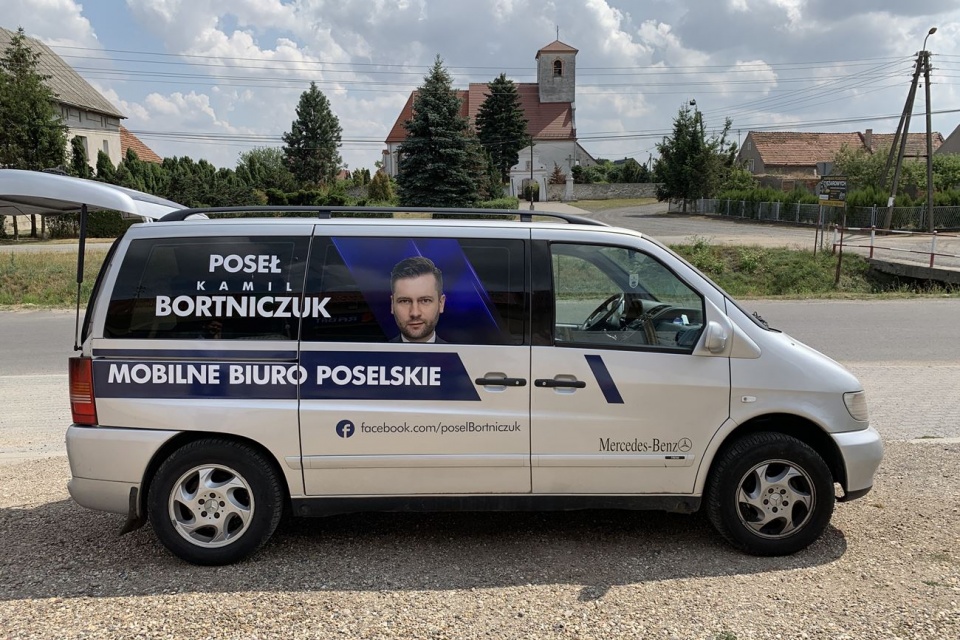 Kamil Bortniczuk odwiedził mieszkańców gminy Skoroszyce [fot. Daniel Klimczak]