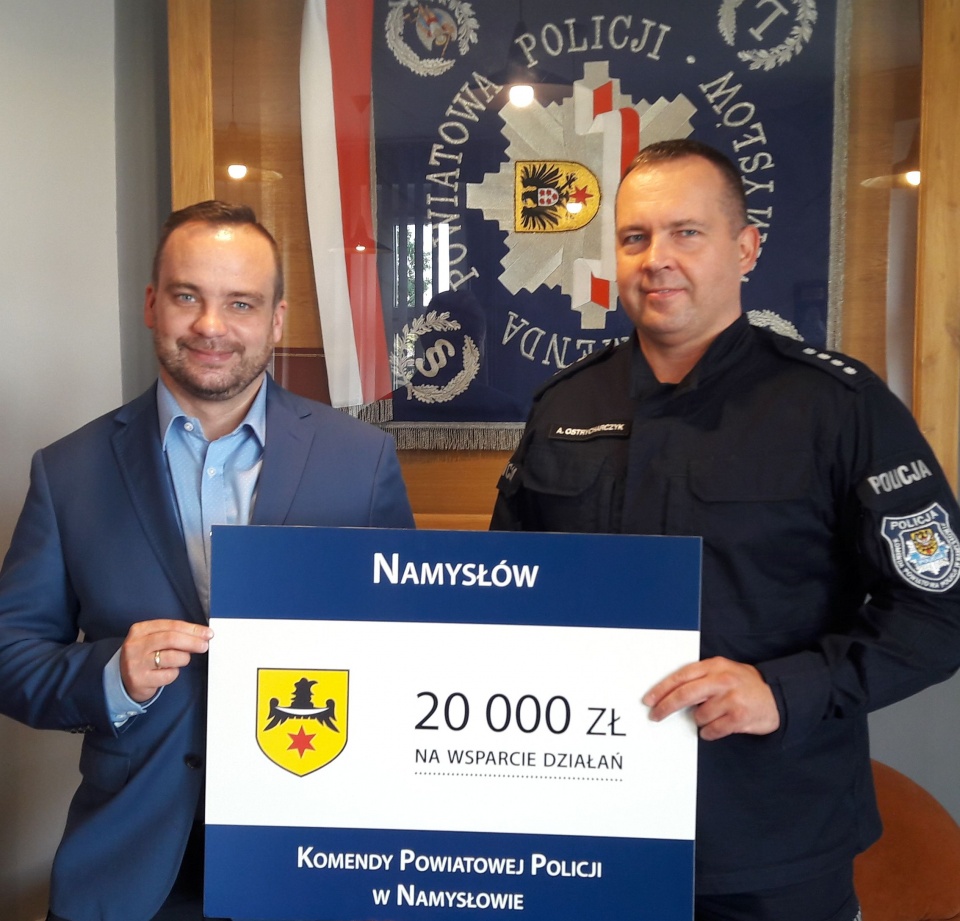 Przekazanie pieniędzy na dodatkowe patrole w gminie Namysłów [fot. KPP w Namysłowie]