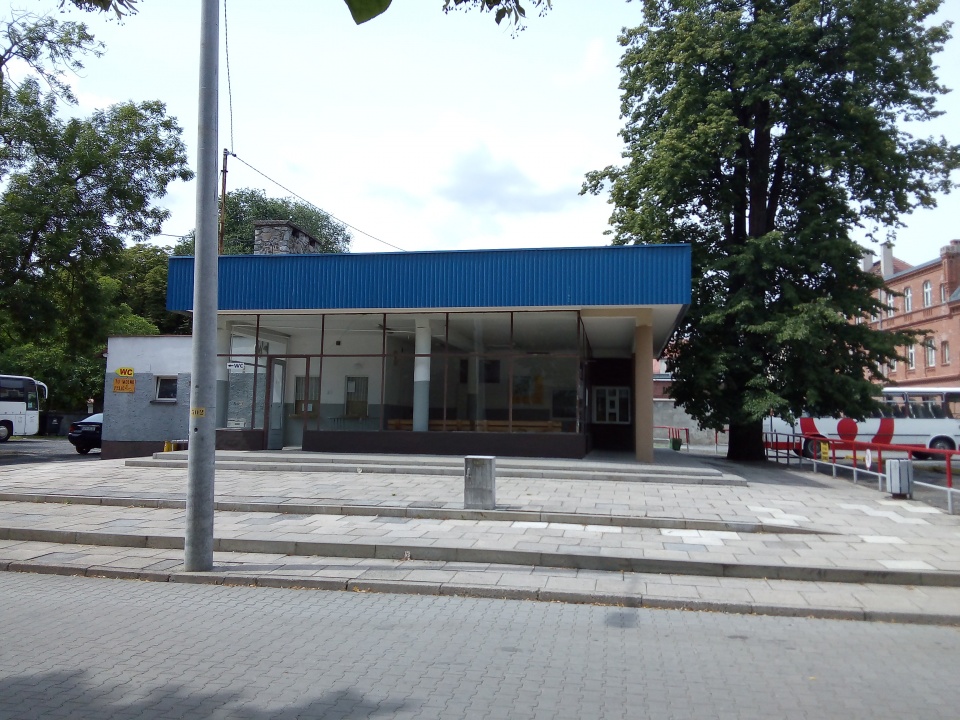 Centrum przesiadkowe w Prudniku ma powstać po wyburzeniu obecnego dworca autobusowego, który gmina kupiła od firmy Arriva [zdj. Jan Poniatyszyn]
