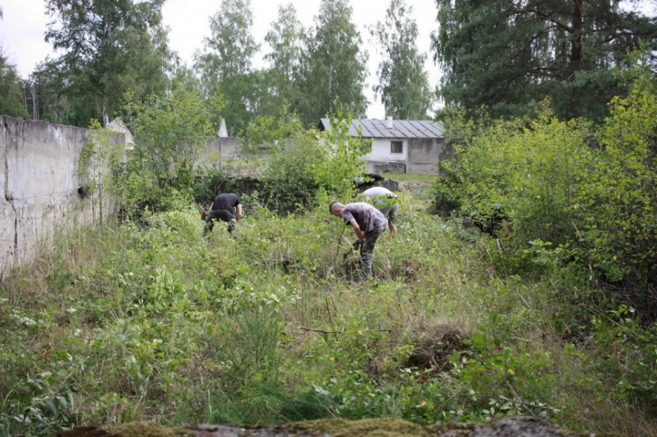 Polacy i Niemcy sprzątają dawny obóz jeniecki w Łambinowicach [fot. CMJW]
