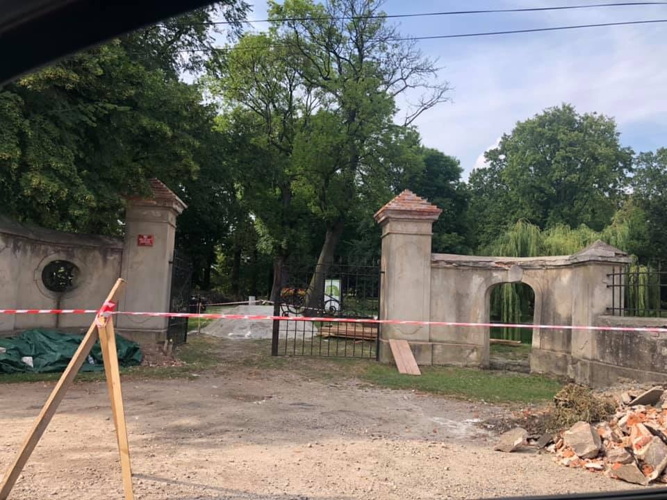 Remont zabytkowej bramy w Skałągach [fot. www.facebook.com/Miasto i Gmina Wołczyn]