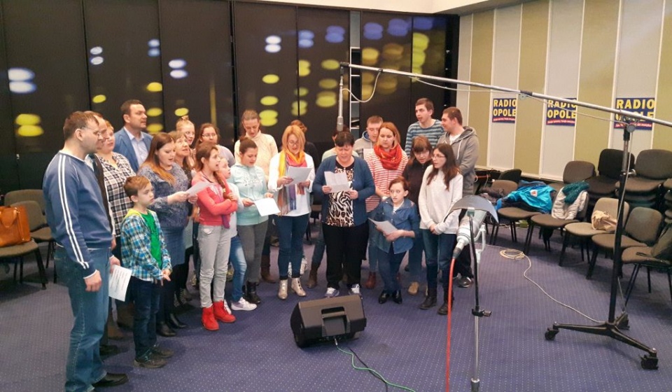 Uczniowie Specjalnego Ośrodka Szkolno-Wychowawczego w Prudniku podczas nagrywania piosenki w Radiu Opole [zdj. SOSW w Prudniku]