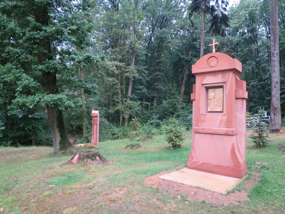 Odbudowane kapliczki drogi krzyżowej w Prudnik-Lesie [zdj. Jan Poniatyszyn]