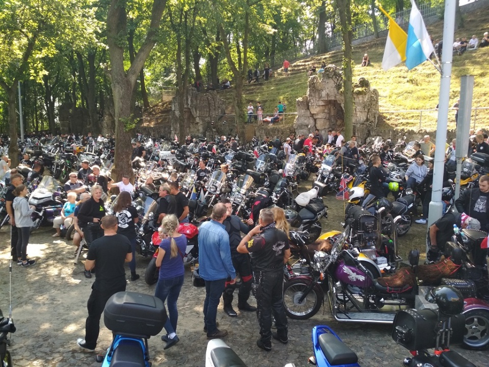 Tysiące pielgrzymów na motocyklach modliło się na Górze św. Anny [fot. Joanna Matlak]