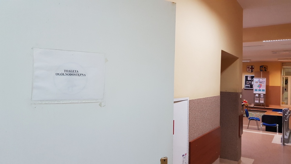 Toaleta w starostwie powiatowym w Strzelcach Opolskich [fot. A. Pospiszyl]