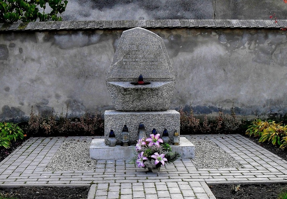 Obelisk w Kosorowicach upamiętniający walki w czasie II powstania śląskiego [fot. Opolska Baza Upamiętnień]