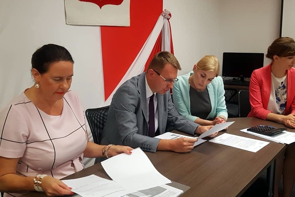 11 tysięcy podpisów pod listą PiS do Sejmu. PiS pierwsze rejestruje listy [fb. Violetta Porowska]