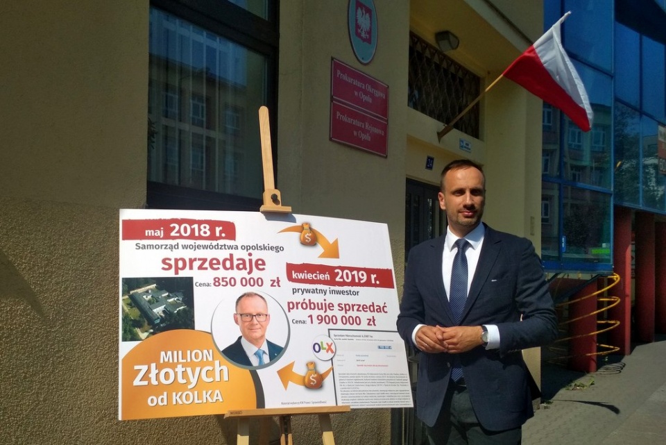 Janusz Kowalski przed budynkiem prokuratury w Opolu [fot. Joanna Matlak]