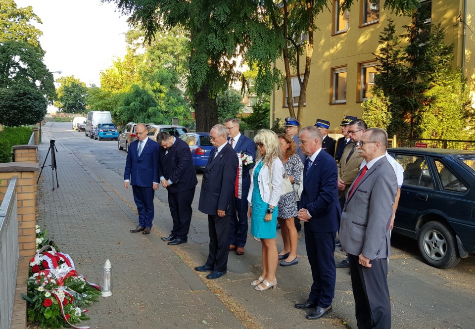 Kwiaty i znicze przed dawnym polskim konsulatem w Opolu [fot. A. Pospiszyl]