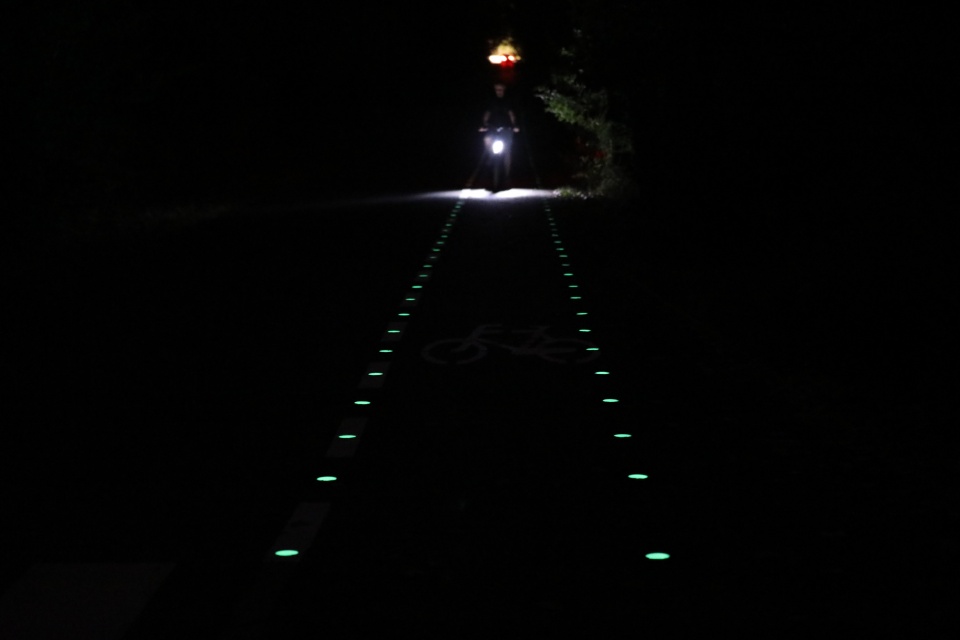 Prudnik: Luminescencyjne oznakowanie ścieżki rowerowej."To pierwsza taka instalacja w regionie" [fot. Gmina Prudnik]