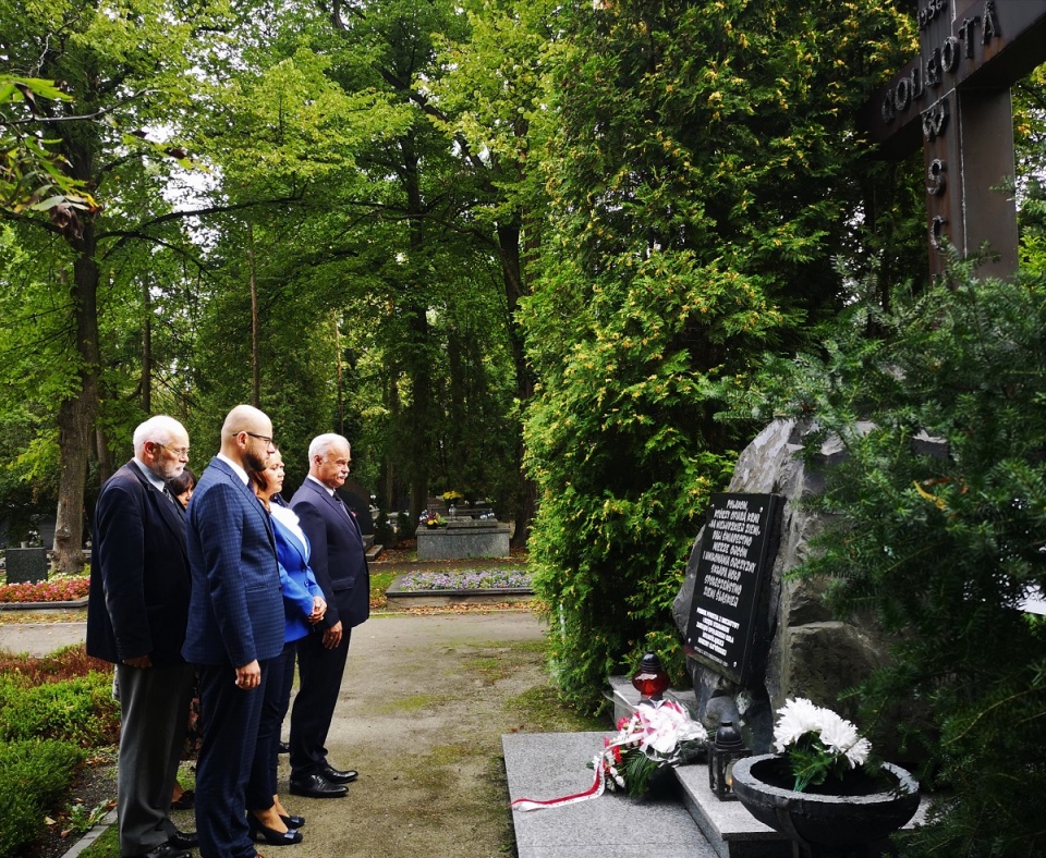 Złożeniem kwiatów pod pomnikiem Golgoty Wschodu na Cmentarzu Komunalnym w Opolu upamiętniono 80. rocznicę agresji Sowietów na Polskę [fot. Katarzyna Doros]