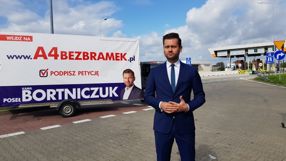 Kamil Bortniczuk domaga się likwidacji bramek poboru opłat na autostradzie A4 [fot. A. Pospiszyl]