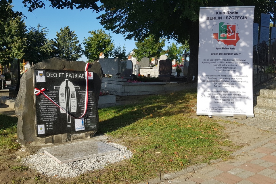 W Dziergowicach odsłonięto tablicę upamiętniająca dwóch bohaterskich księży [fot. A. Pospiszyl]
