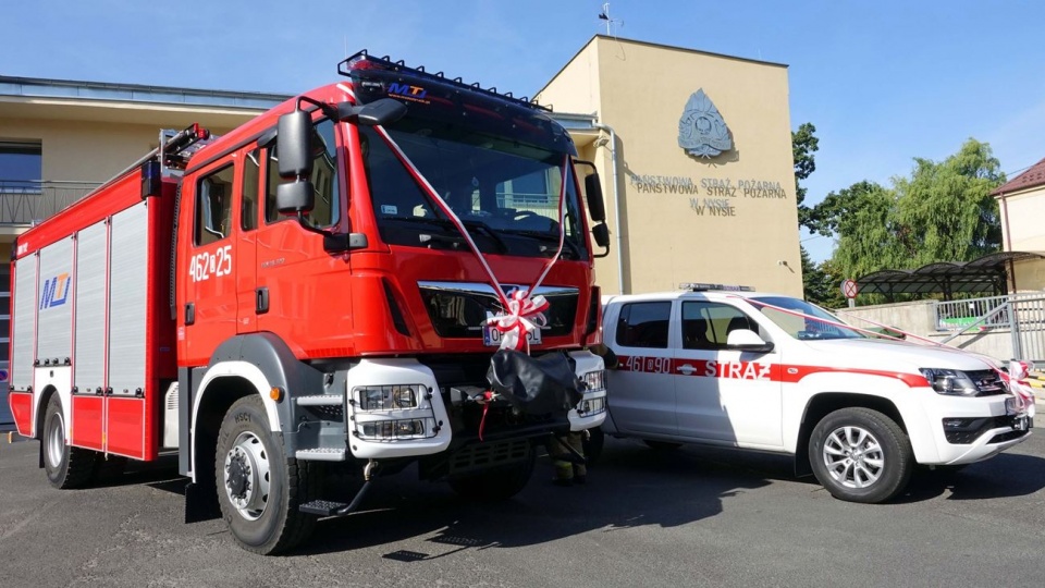 Przekazanie nowych pojazdów dla strażaków z powiatu nyskiego [fot. Starostwo Powiatowe w Nysie]