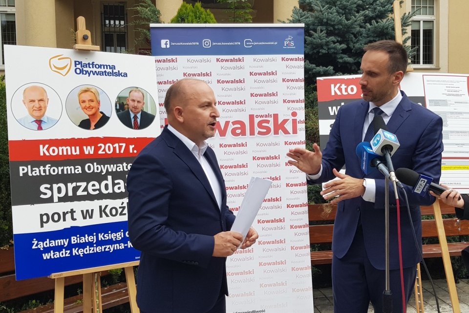 Janusz Kowalski i Robert Węgrzyn rozmawiający o porcie w Koźlu [fot. A. Pospiszyl]