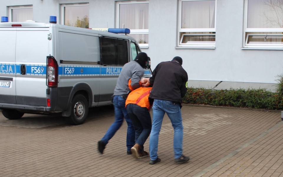 Zatrzymanie podejrzanego [ fot.zdunska-wola.policja.gov.pl]