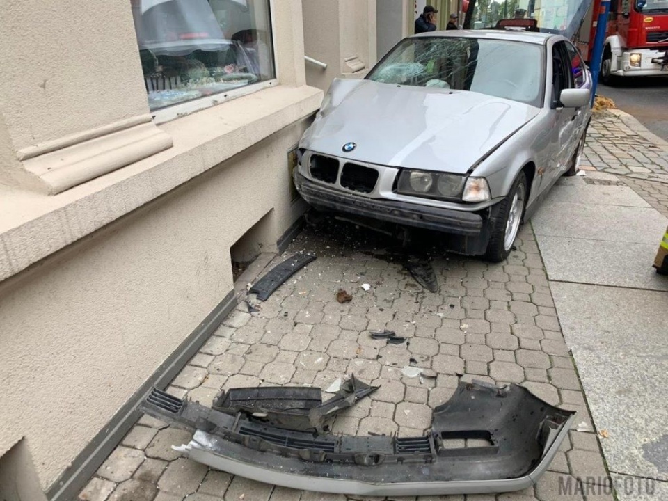 22-letni kierowca bmw wjechał w budynek w Opolu [Fot.MARIO]