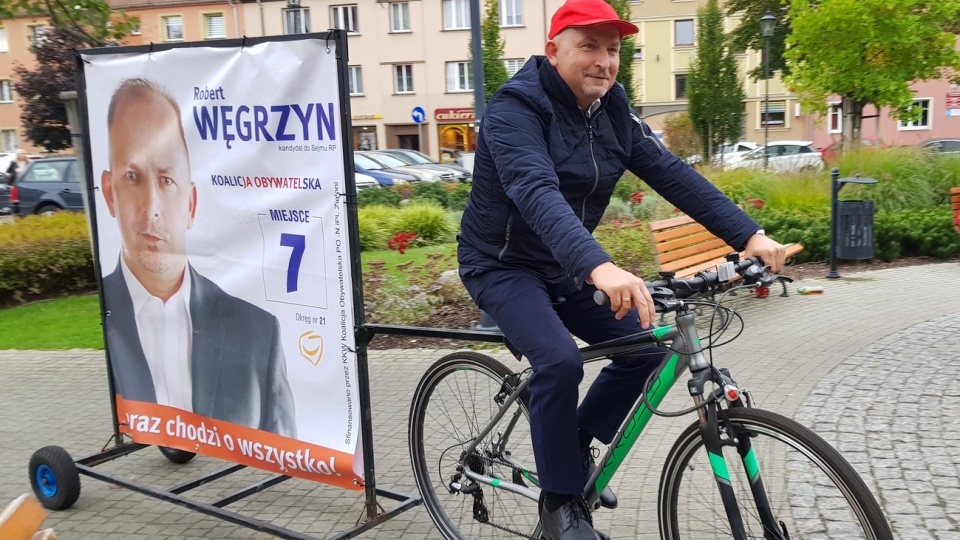Robert Węgrzyn na spotkanie z dziennikarzami przyjechał na rowerze [fot. A. Pospiszyl]