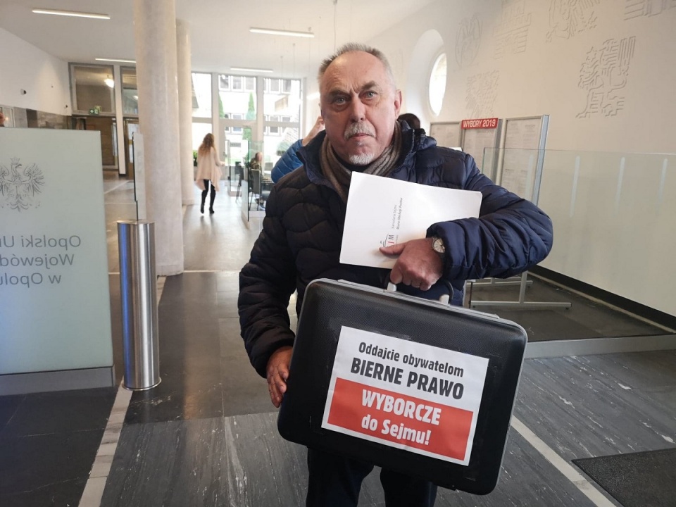 Poseł Janusz Sanocki rozpoczął strajk głodowy przed delegaturą biura wyborczego w Opolu [fot. Katarzyna Doros]