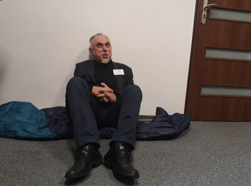 Poseł Janusz Sanocki rozpoczął strajk głodowy przed delegaturą biura wyborczego w Opolu [fot. Katarzyna Doros]