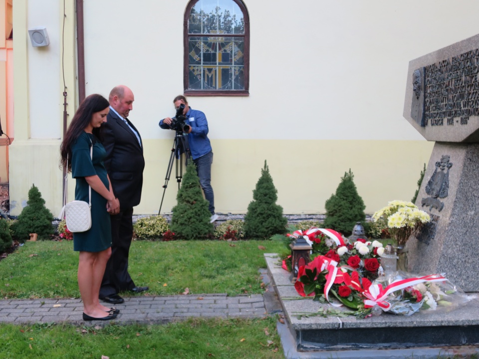 Uczestnicy obchodów w Prudniku-Lesie złożyli kwiaty pod prymasowskim pomnikiem przed klasztorem Franciszkanów [zdj. Jan Poniatyszyn]