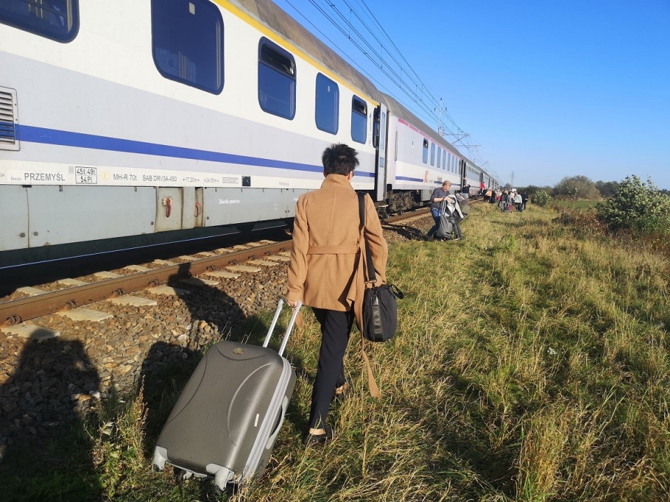 Nie żyje kierowca, który wjechał pod pociąg na przejeździe kolejowym w Suchym Borze [fot. Katarzyna Doros]