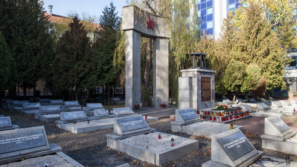 Cmentarz Wojskowy Armii Czerwonej [fot. cmentarze.opole.pl]