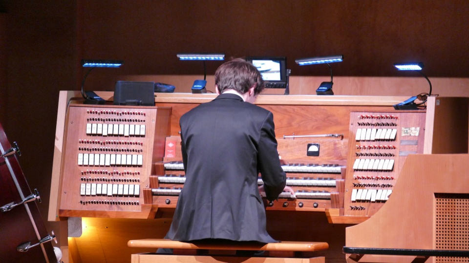 Karol Mossakowski przy organach Filharmonii Opolskiej © [fot. Małgorzata Ślusarczyk]