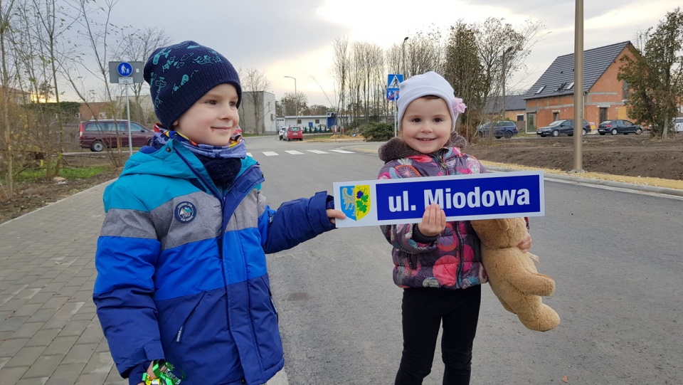 Najmłodsi mieszkańcy domów przy ul. Miodowej dostali swoją tabliczkę z nazwą ulicy [fot. A. Pospiszyl]