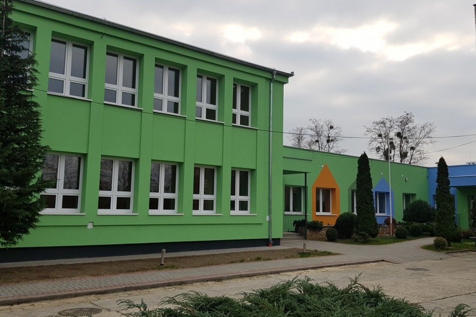 Wyremontowany budynek szkoły podstawowej w Izbicku [fot. A. Pospiszyl]