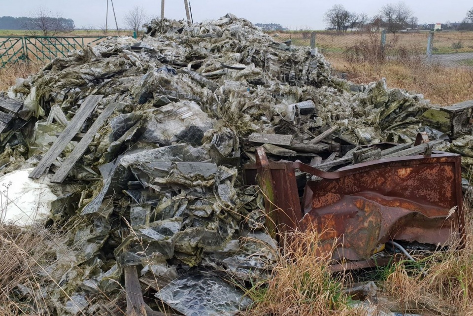Śmieci przy starym kurniku w Otmicach [fot. A. Pospiszyl]