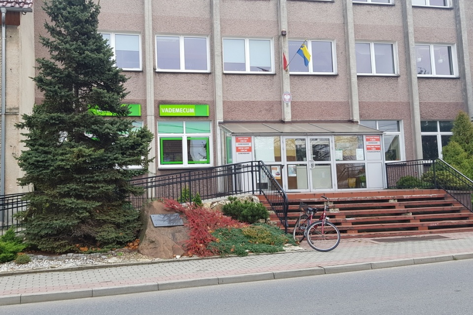Wejście do urzędu gminy w Izbicku [fot. A. Pospiszyl]