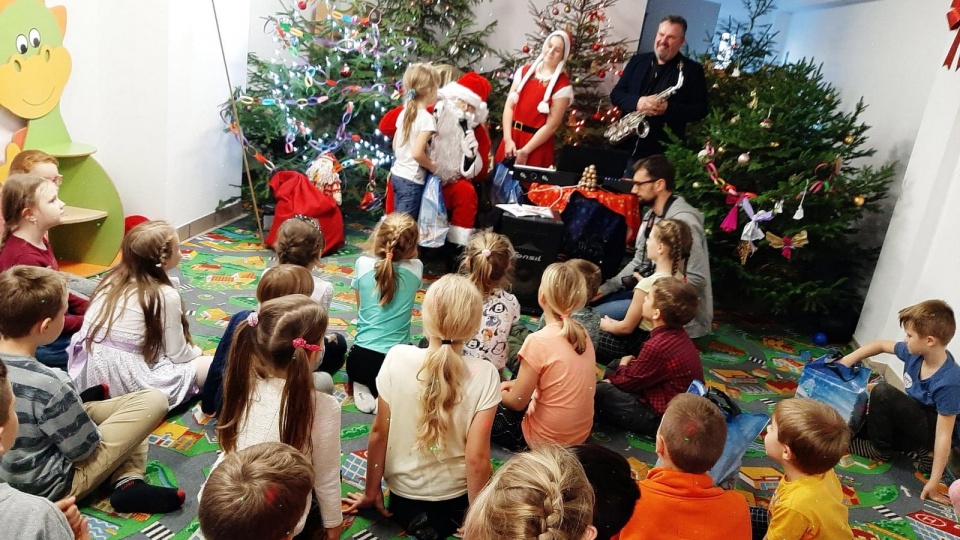 Dzieci z opolskich szkół spotkały się ze św. Mikołajem [fot. Mariusz Chałupnik]