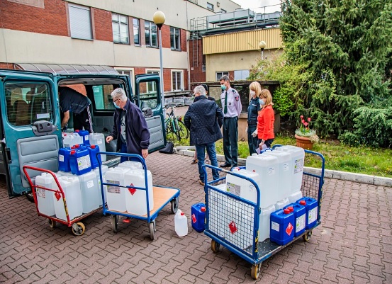 Opolska KAS przekazała ponad tysiąc litrów płynu dezynfekcyjnego dla katowickiego szpitala