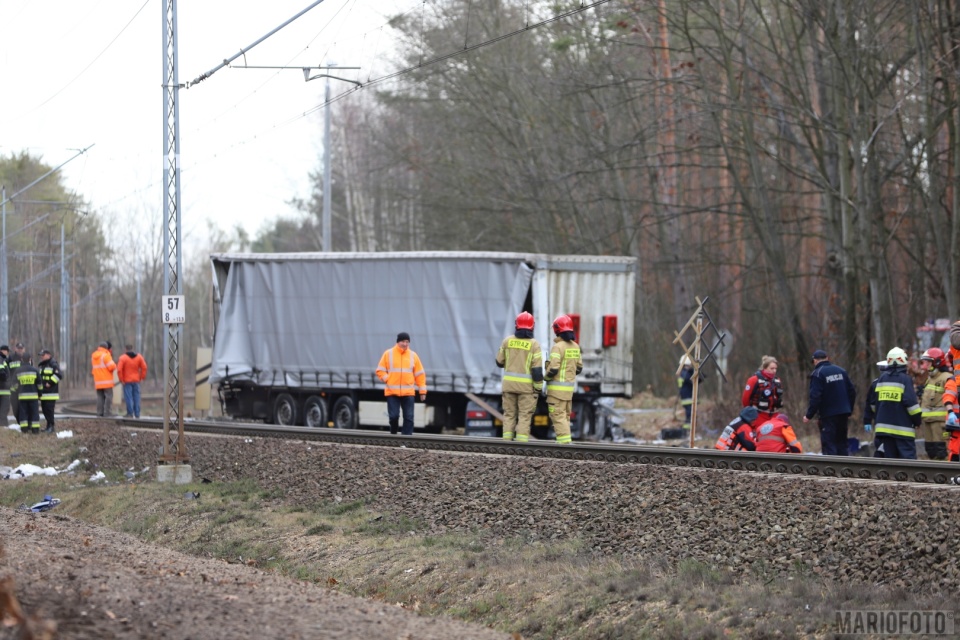 Zderzenie ciężarówki z pociągiem w Nowej Schodni. Nie żyje kierowca [fot. Mario]